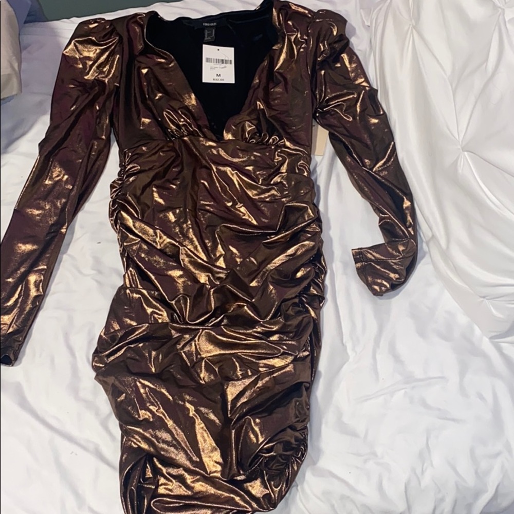 Scrunched dress with low cut v